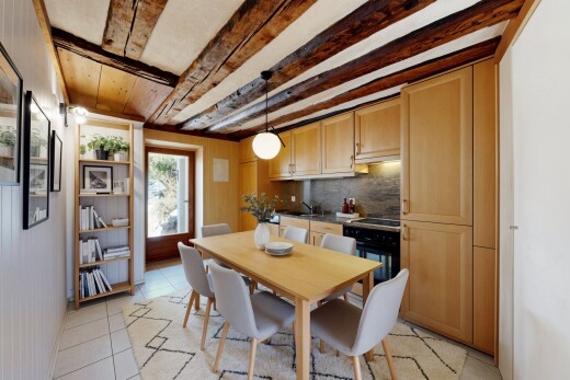 salle à manger avec virtually staged, inside property, sol en carrelage, tile floor, et lumière naturelle