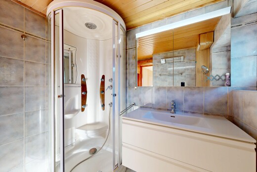 salle de bains avec douche, miroir, lavabo (ou coiffeuse selon le contexte), salle de bain complète, et inside property