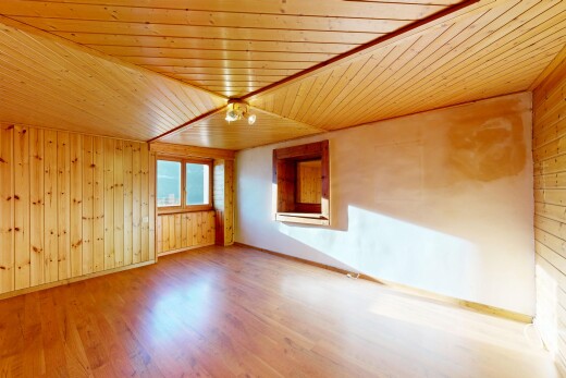 pièce vide avec mur en bois, wood wall, plafond en bois, wood ceiling, et lumière naturelle