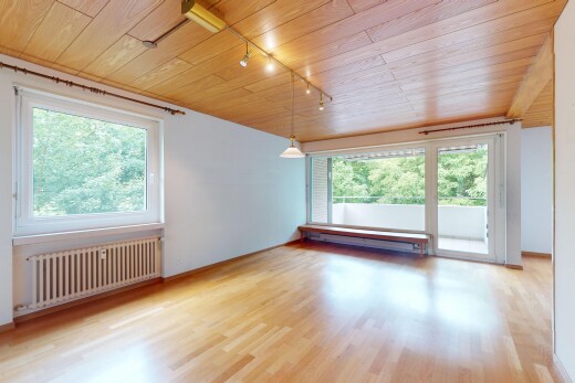 leerer raum mit kühler, natürliches licht, natural light, inside property, und holzdecke