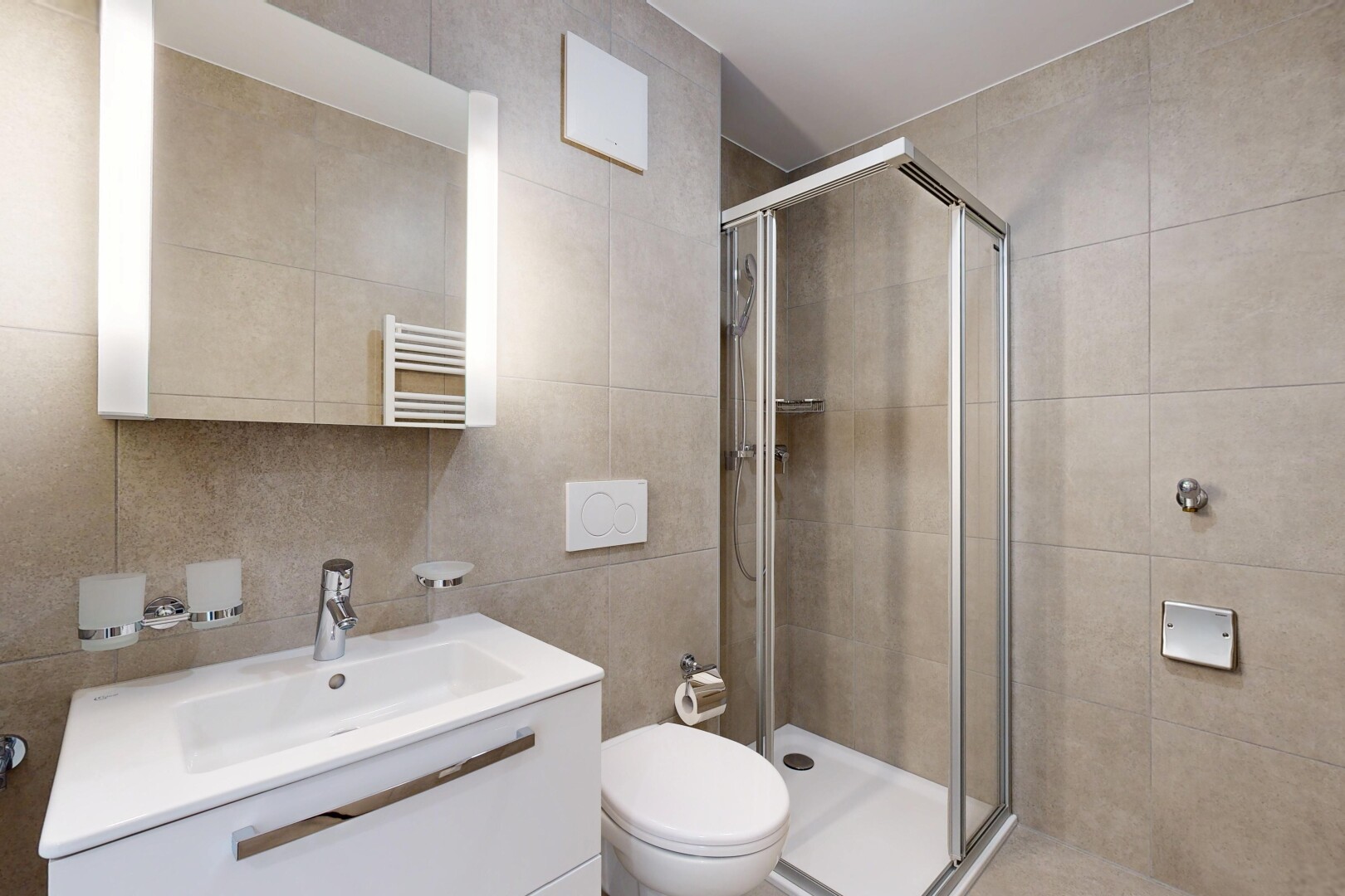 salle de bains avec inside property, douche, salle de bain complète, tile wall, et mur en carrelage