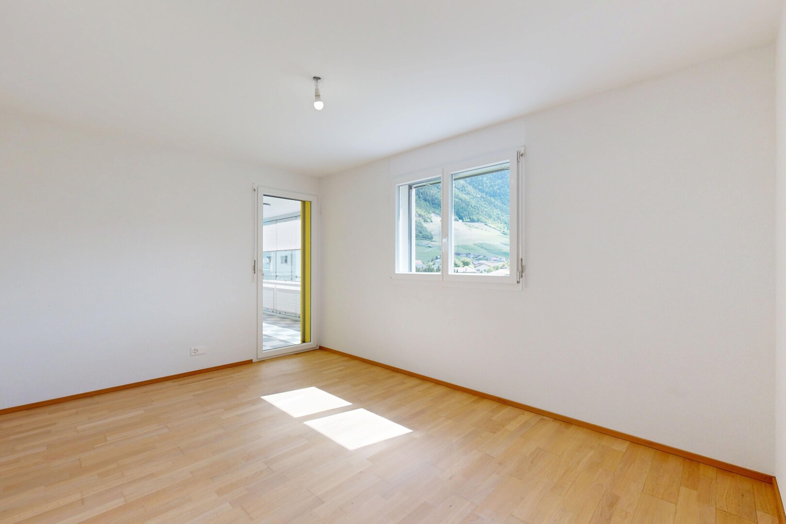 pièce vide avec sol en finition bois, wood finish floor, cloison sèche, drywall, et light floor
