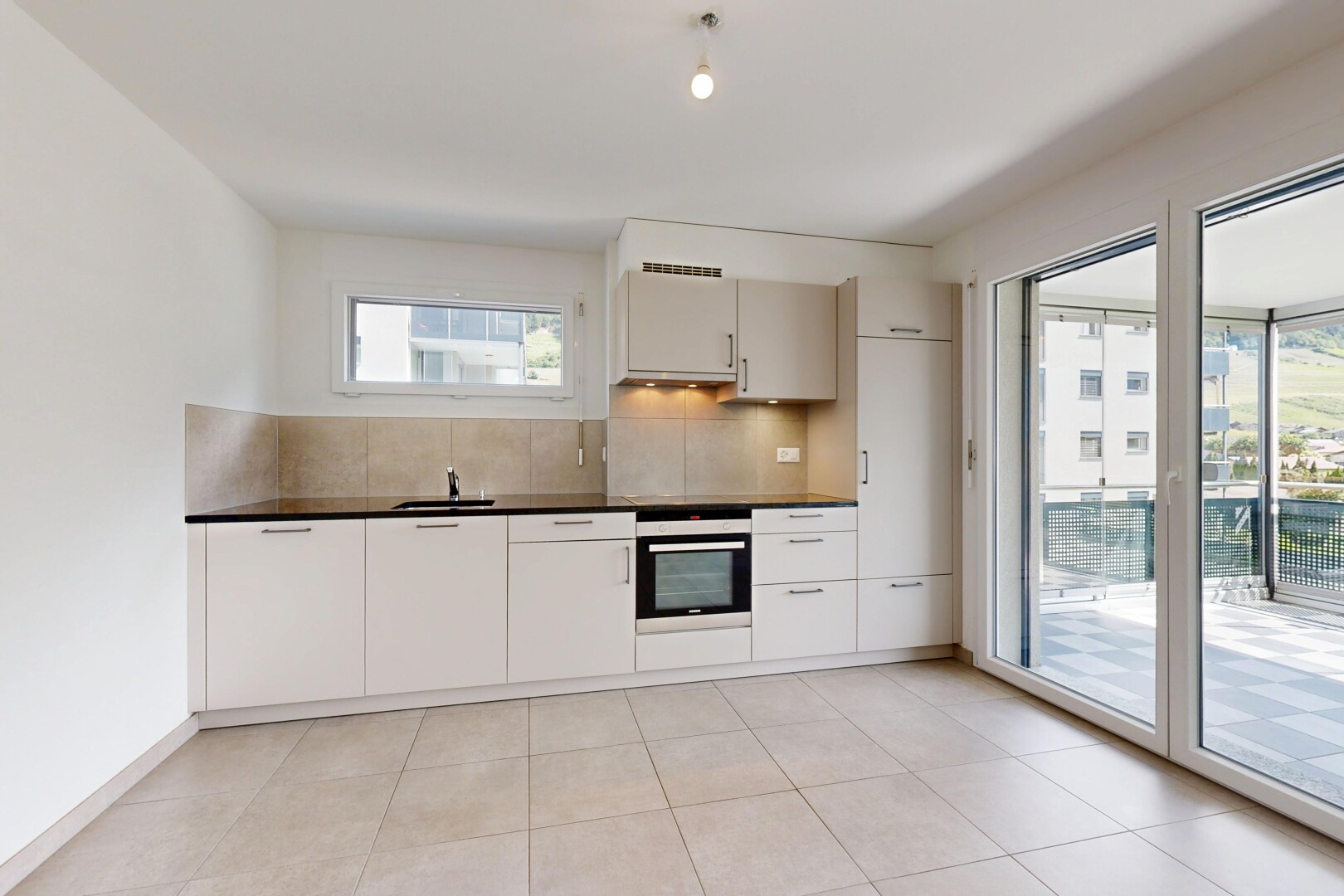 cuisine avec light floor, four, dosseret, backsplash, et inside property