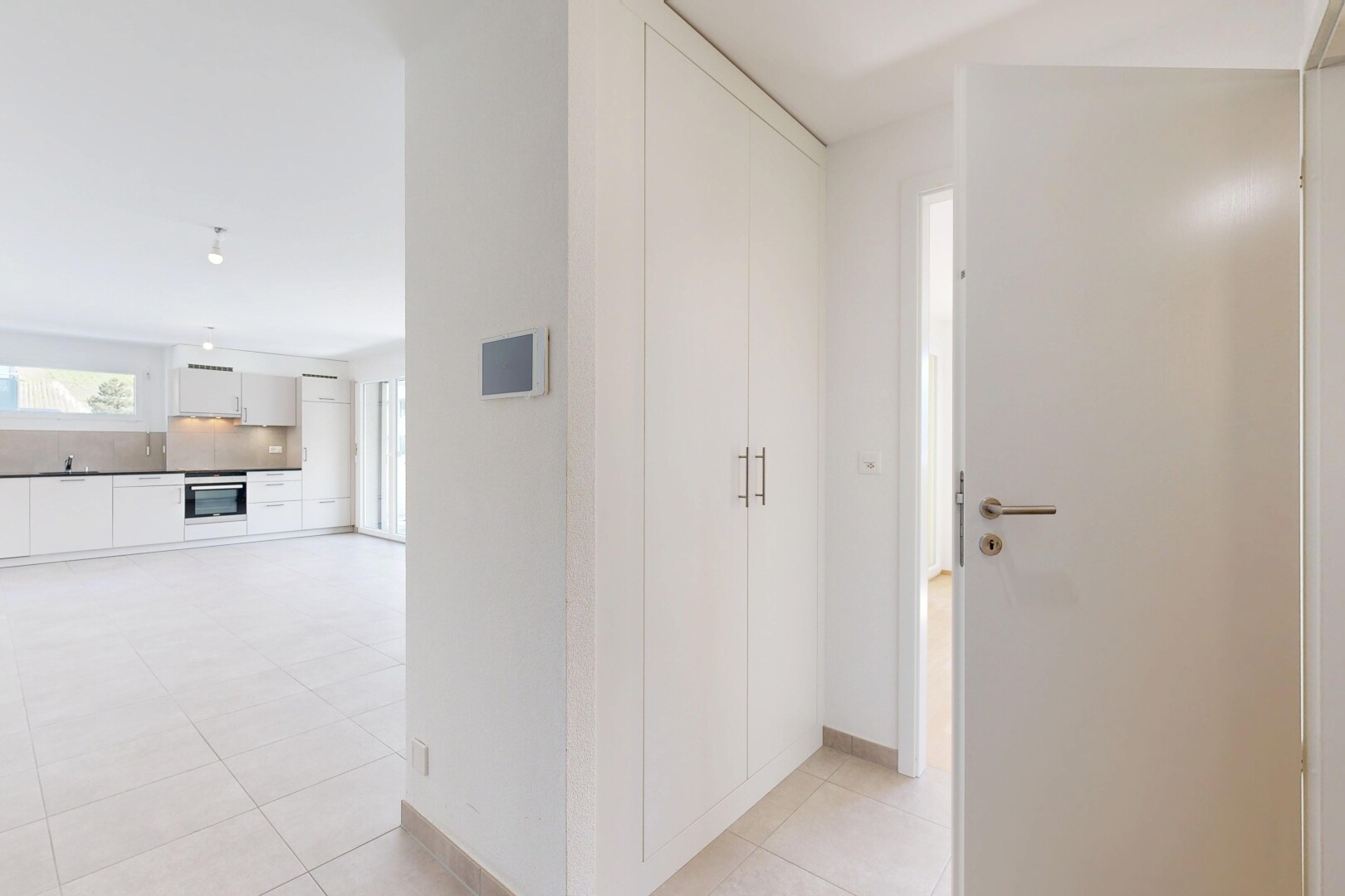 couloir avec light floor, inside property, natural light, lumière naturelle, et backsplash