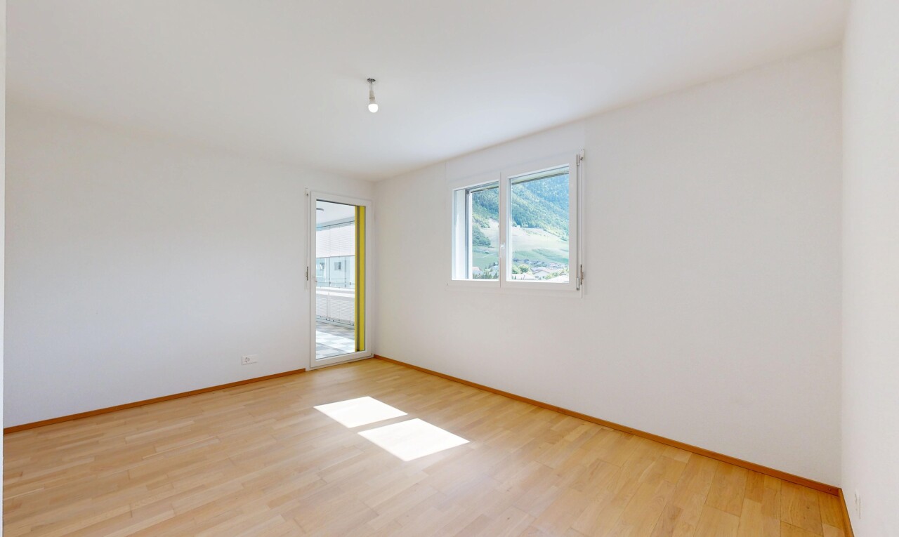pièce vide avec sol en finition bois, wood finish floor, cloison sèche, drywall, et light floor