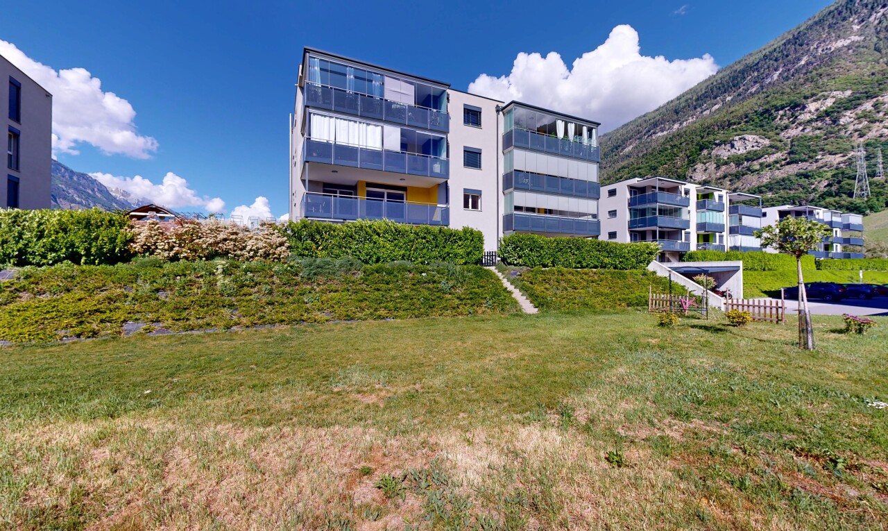 extérieur du bâtiment avec mountain view, vue sur la montagne, day time, apartment complex view, et vue sur le complexe d'appartements