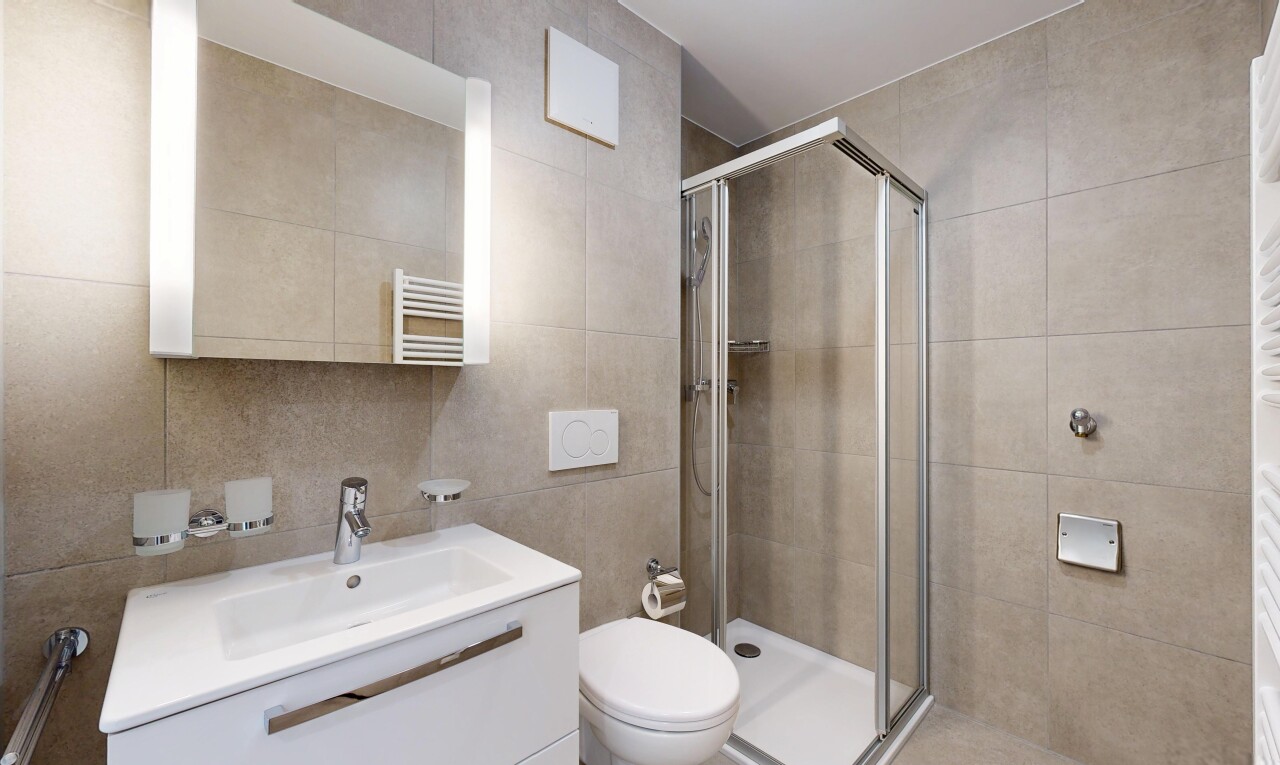 salle de bains avec inside property, douche, salle de bain complète, tile wall, et mur en carrelage