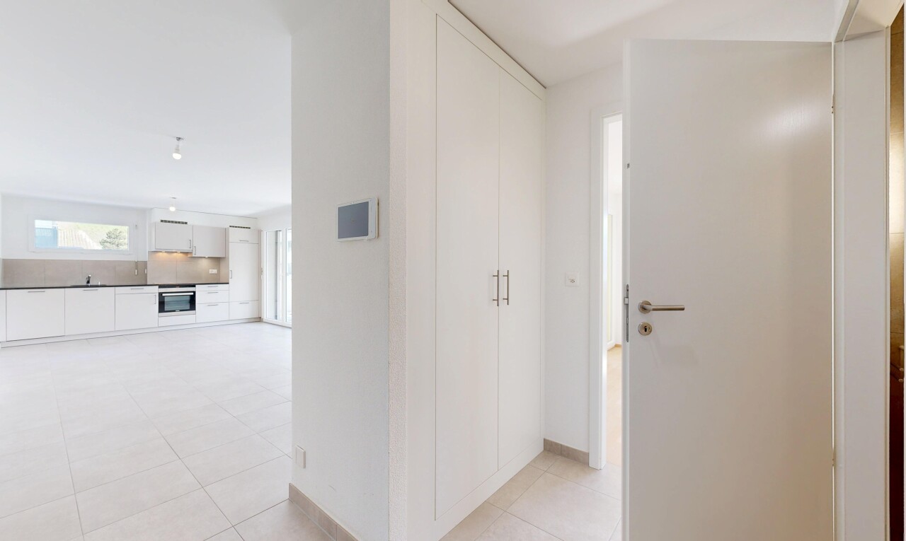 couloir avec light floor, inside property, natural light, lumière naturelle, et backsplash