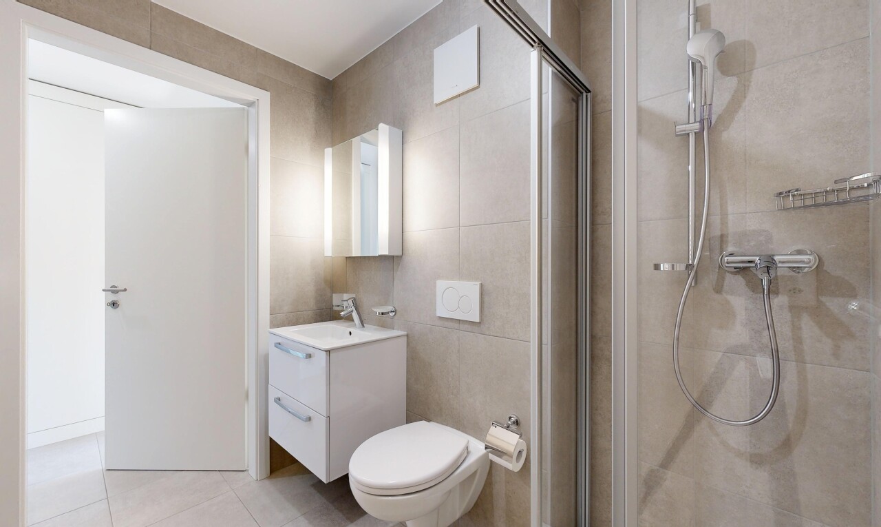salle de bains avec miroir, douche, salle de bain complète, inside property, et light floor