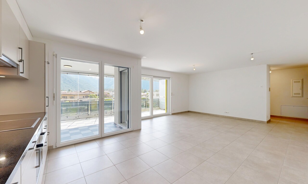 pièce vide avec cloison sèche, drywall, inside property, light floor, et lumière naturelle