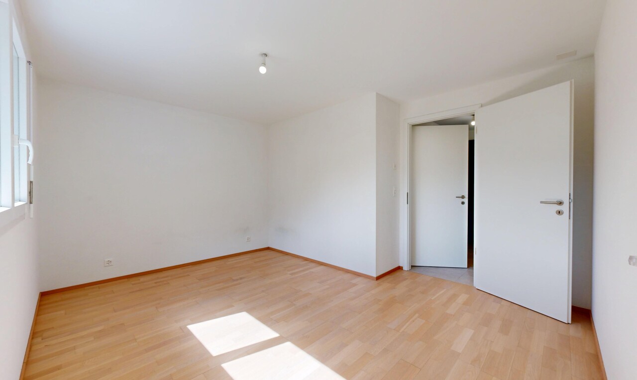 pièce vide avec sol en finition bois, wood finish floor, inside property, light floor, et cloison sèche