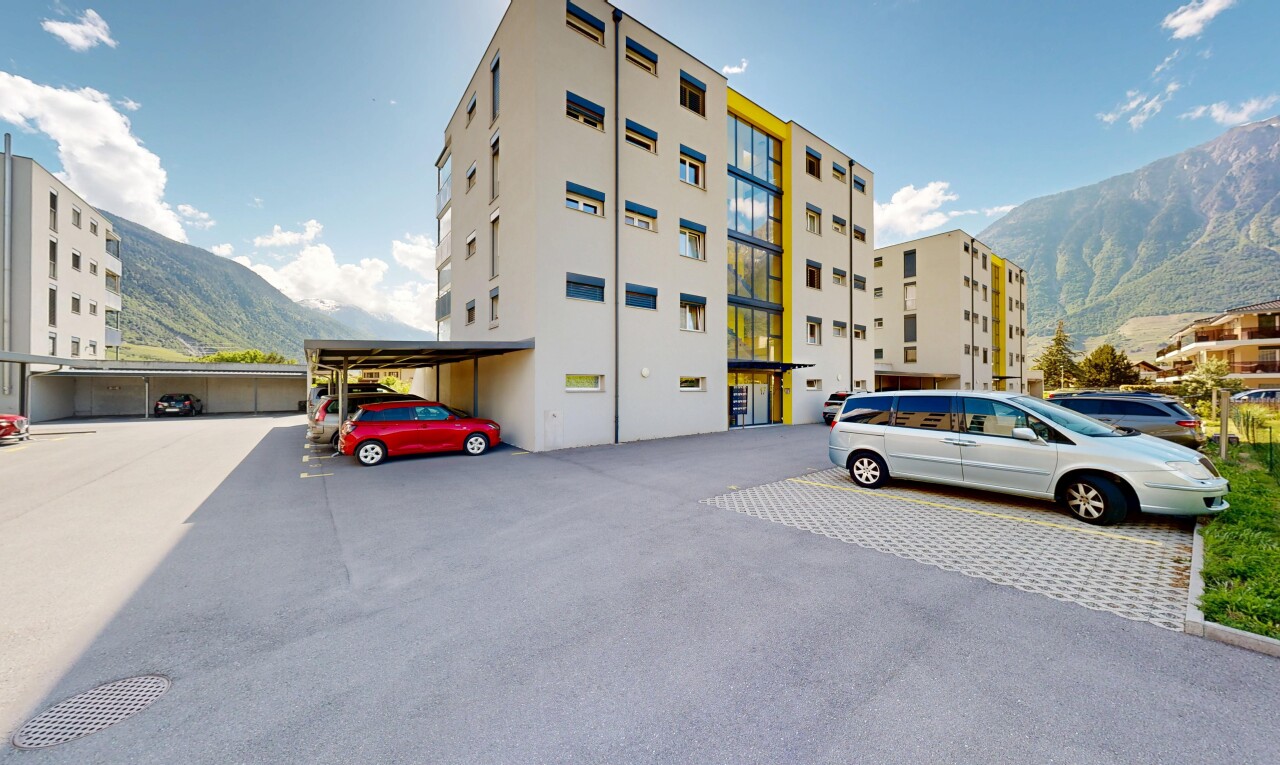 extérieur du bâtiment avec mountain view, vue sur la montagne, apartment complex view, vue sur le complexe d'appartements, et day time
