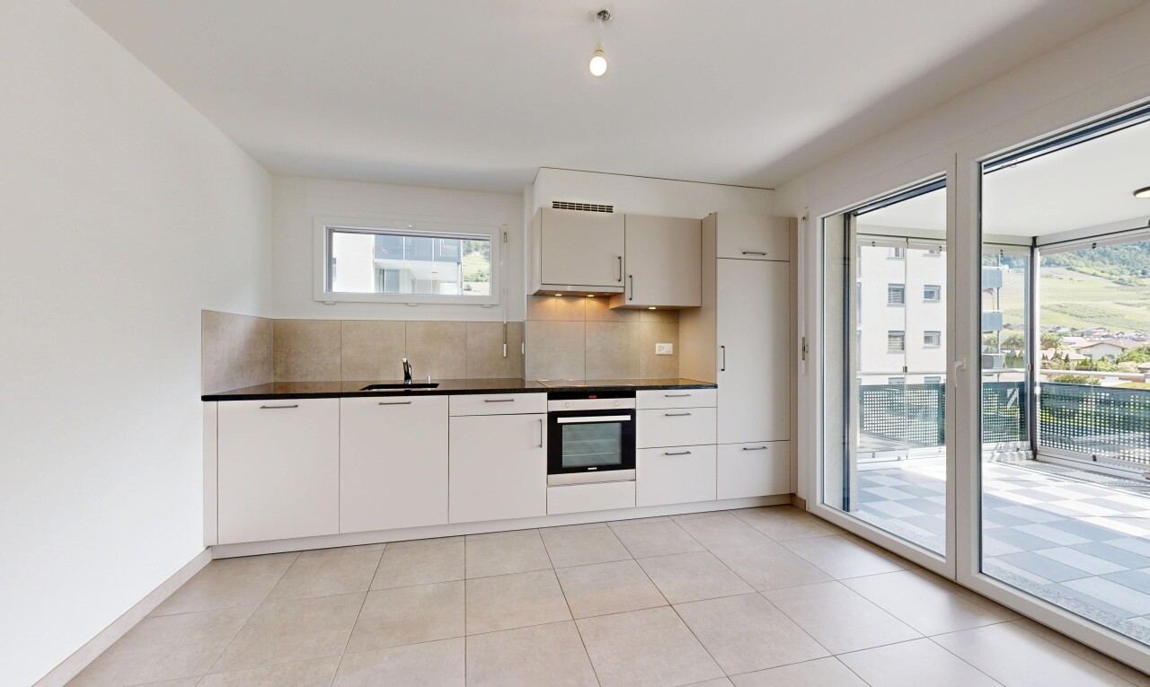 cuisine avec light floor, four, dosseret, backsplash, et inside property