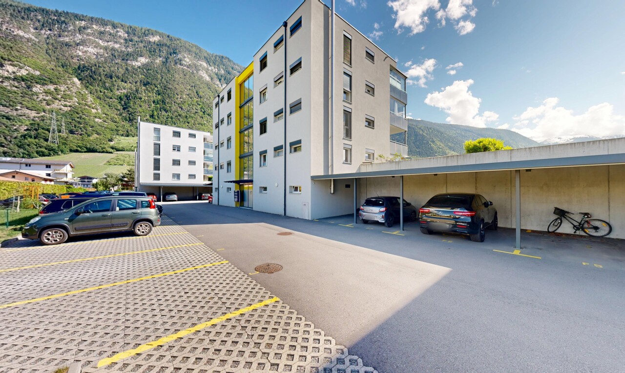 extérieur du bâtiment avec vue sur le complexe d'appartements, apartment complex view, day time, parking, et vue sur la montagne
