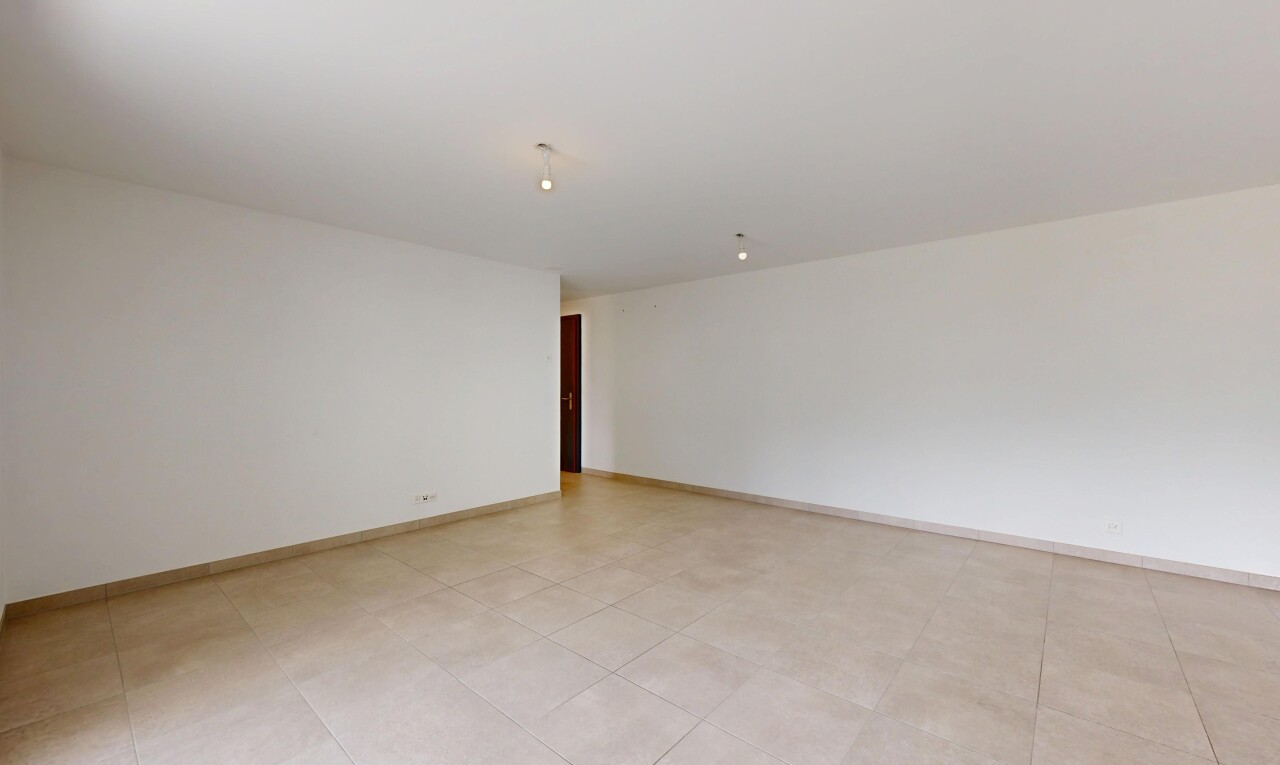 pièce vide avec drywall, cloison sèche, inside property, light floor, et baseboards wall