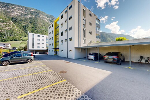 extérieur du bâtiment avec vue sur le complexe d'appartements, apartment complex view, day time, parking, et vue sur la montagne