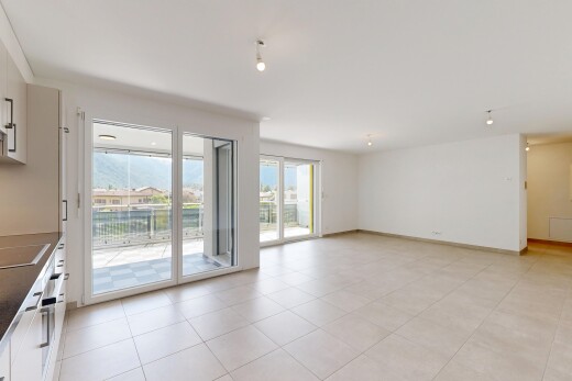 pièce vide avec cloison sèche, drywall, inside property, light floor, et lumière naturelle