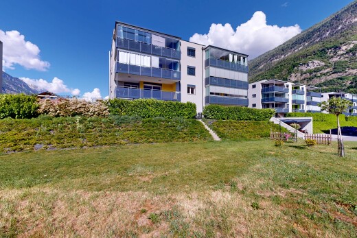 extérieur du bâtiment avec mountain view, vue sur la montagne, day time, apartment complex view, et vue sur le complexe d'appartements