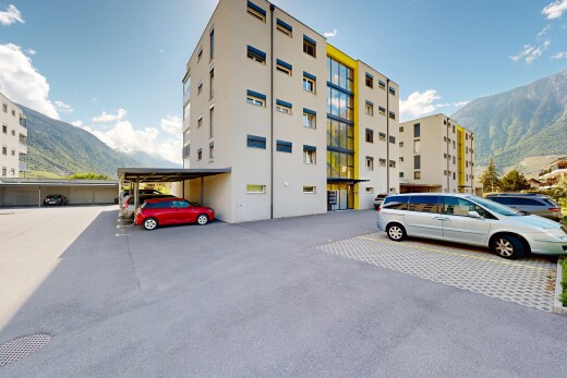 extérieur du bâtiment avec mountain view, vue sur la montagne, apartment complex view, vue sur le complexe d'appartements, et day time