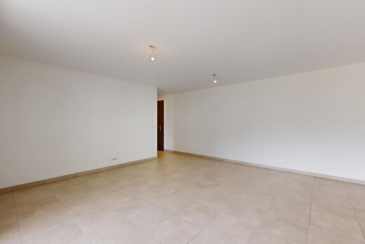 pièce vide avec drywall, cloison sèche, inside property, light floor, et baseboards wall
