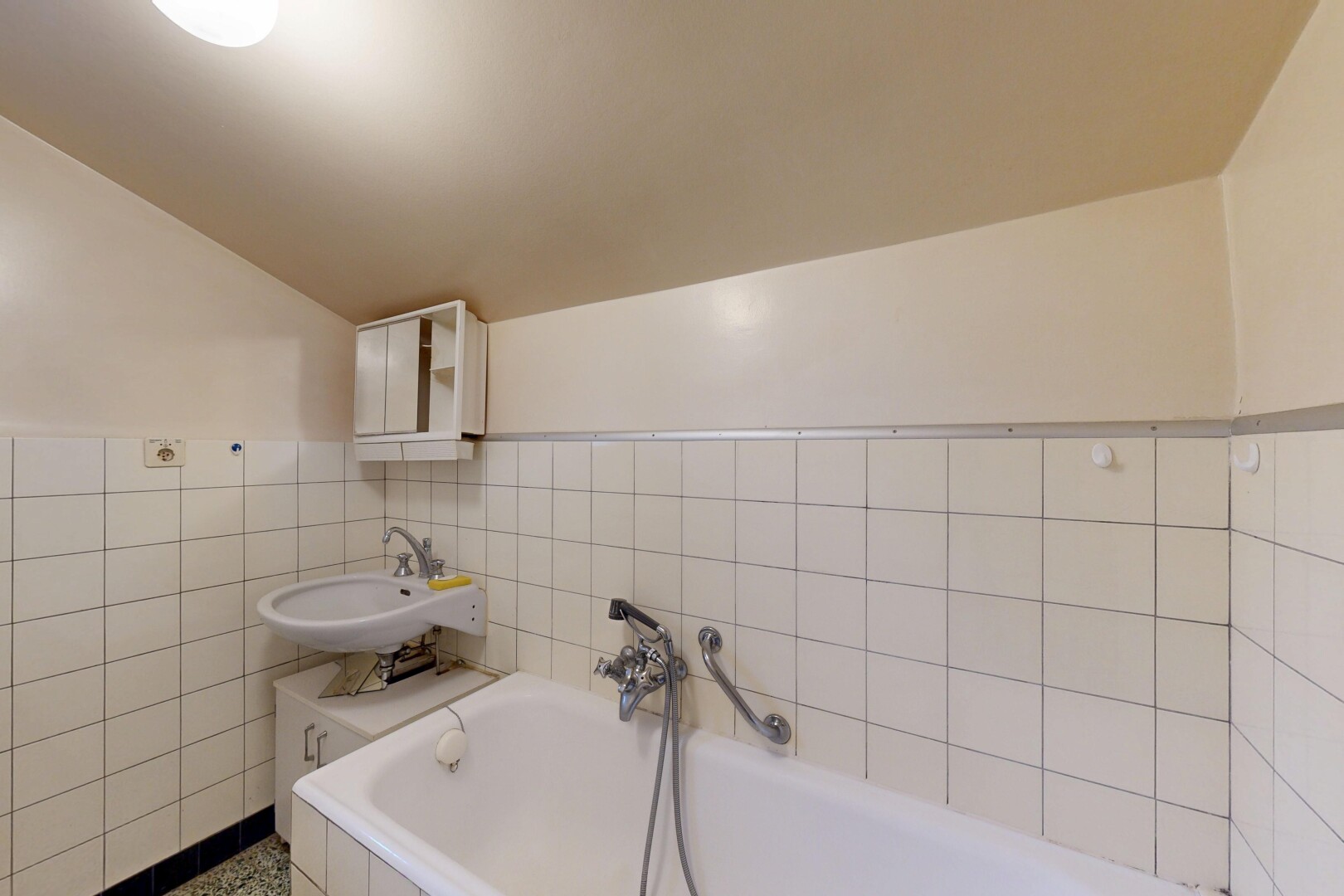 salle de bains avec bain, salle de bain complète, cloison sèche, drywall, et mur en carrelage