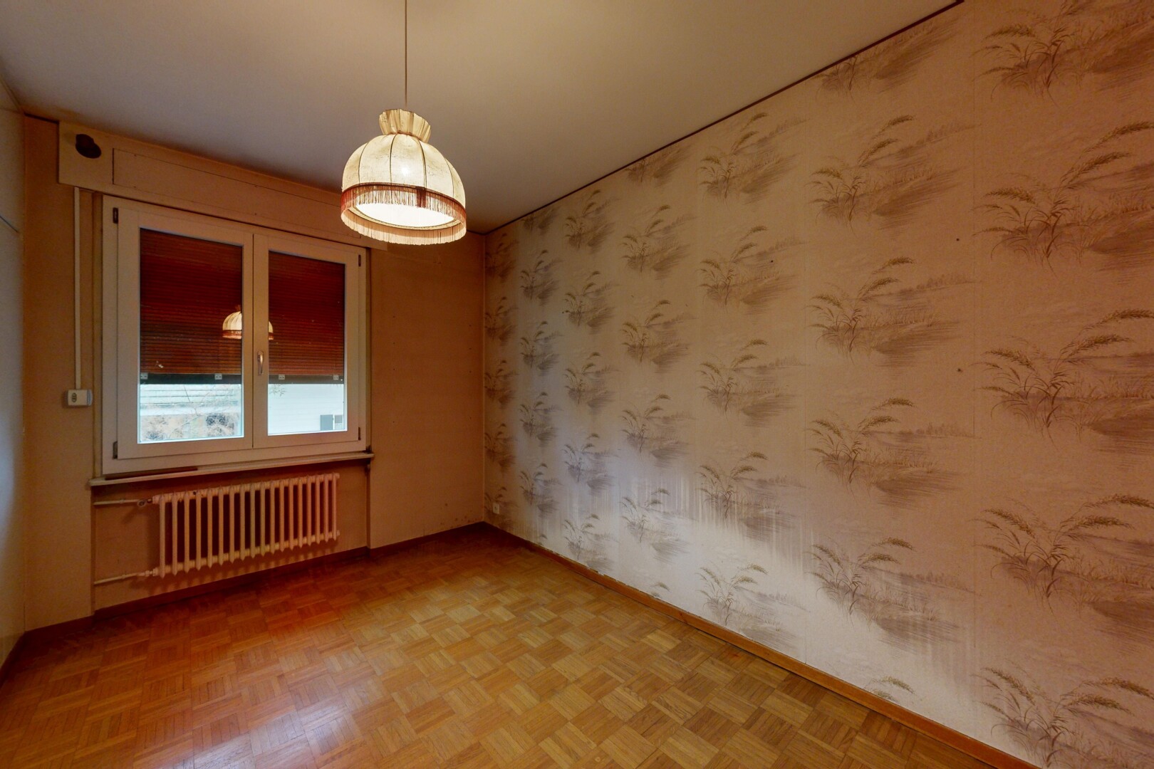 pièce vide avec mur en papier peint, wallpaper wall, parquet floor, radiateur, et lumière naturelle