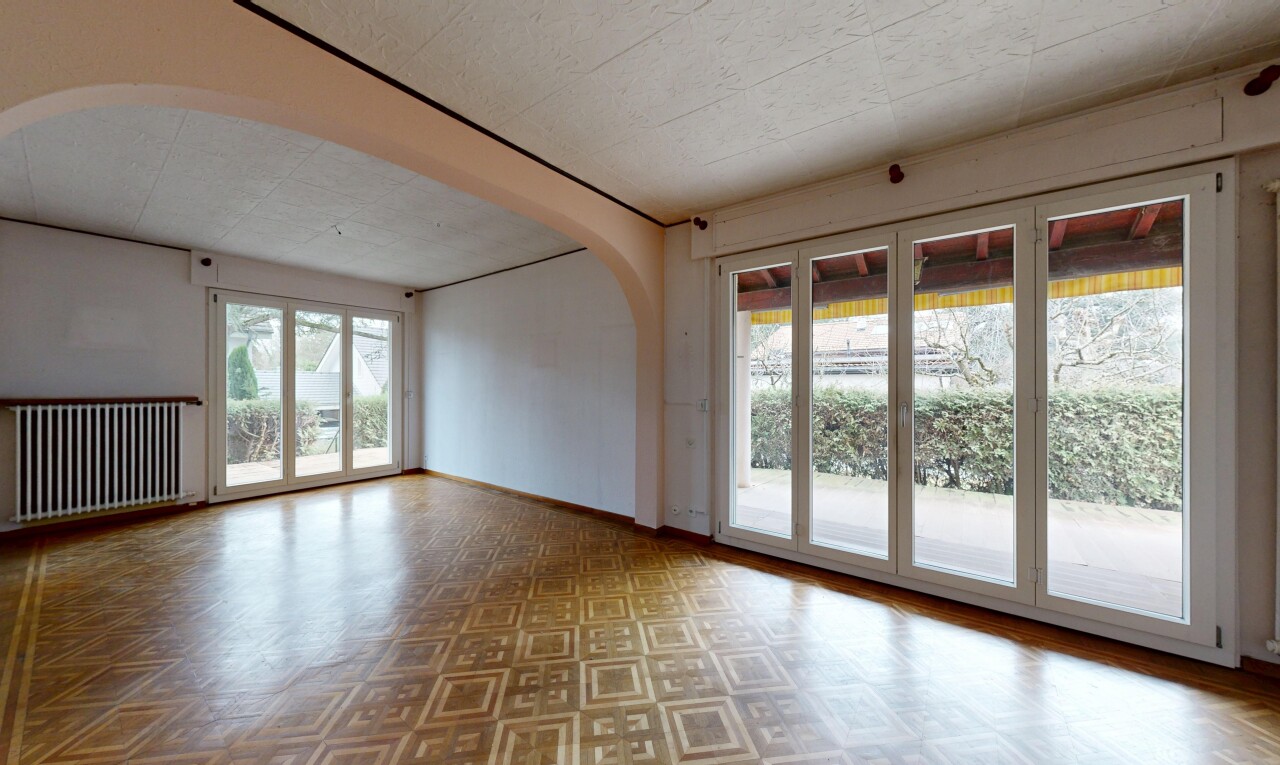 pièce vide avec radiateur, lumière naturelle, natural light, inside property, et cloison sèche