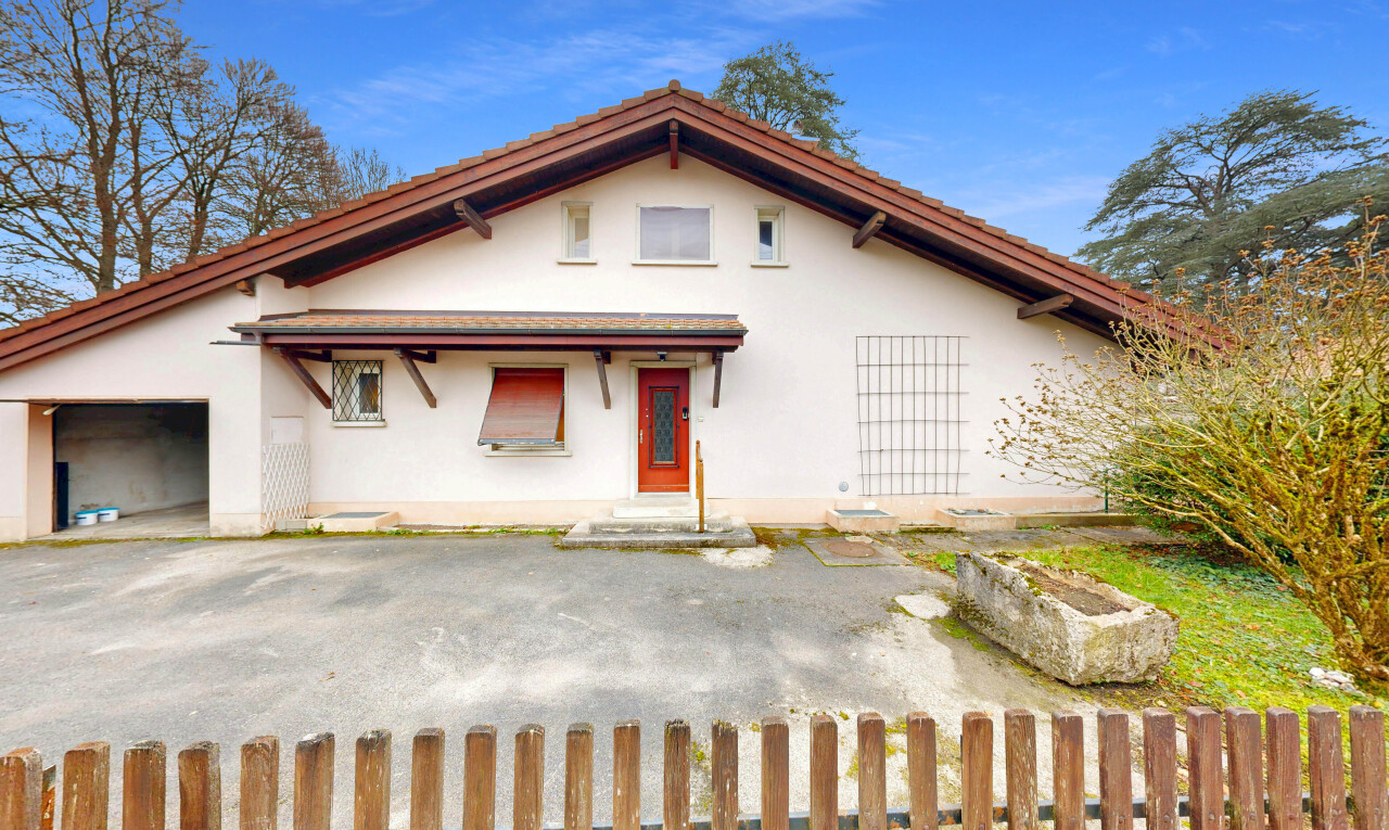 façade avec bardage en stuc, from property, day time, perron, et clôture