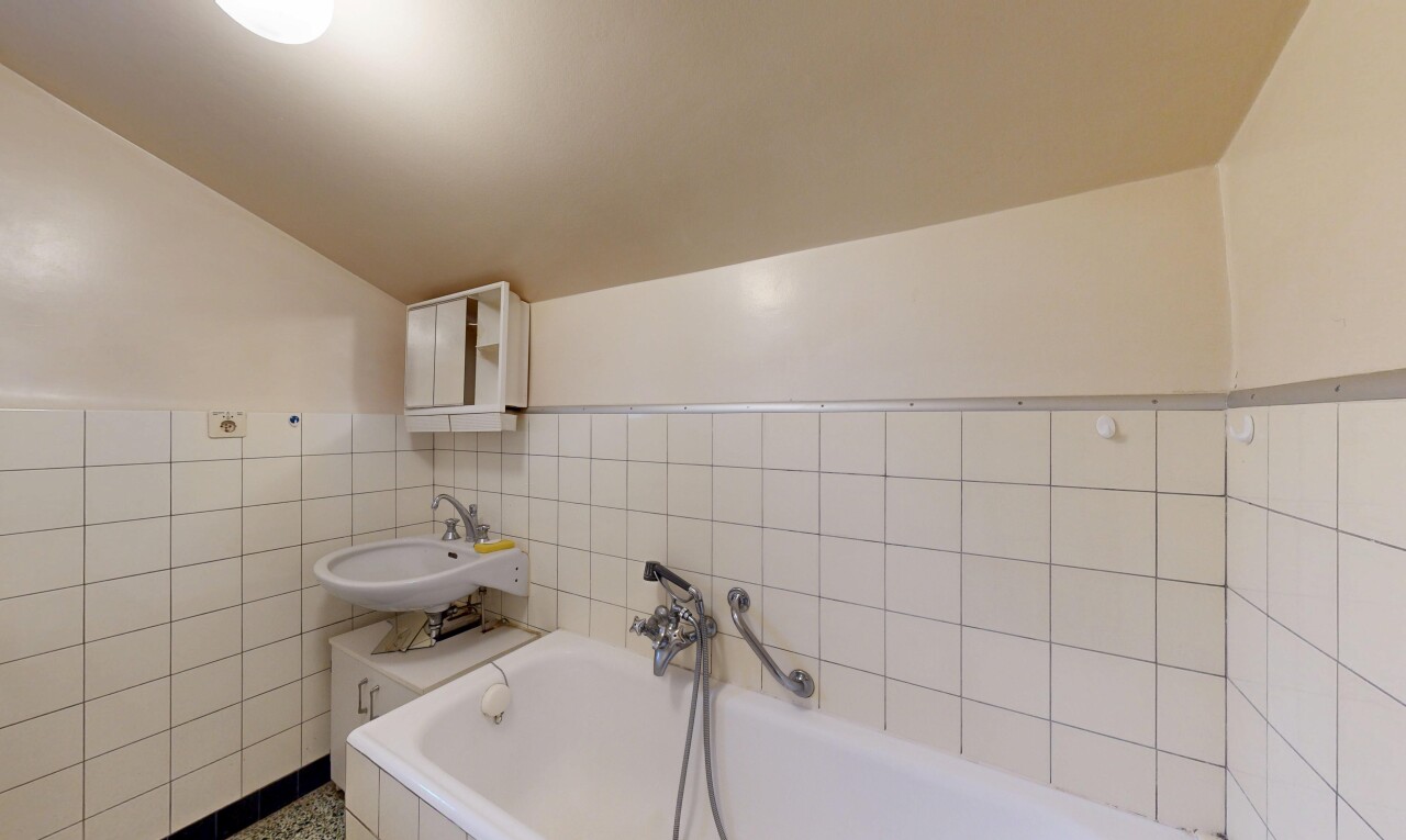 salle de bains avec bain, salle de bain complète, cloison sèche, drywall, et mur en carrelage