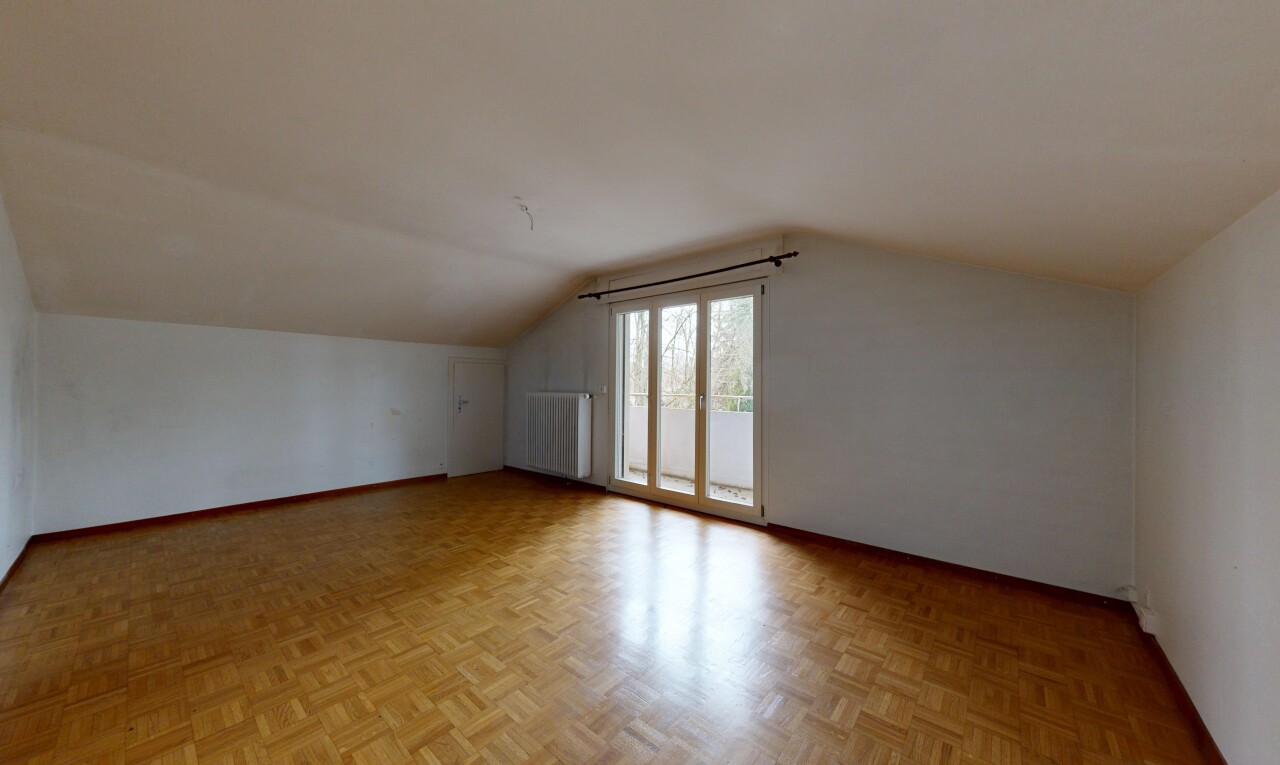 pièce vide avec plafond voûté, vaulted ceiling, lumière naturelle, natural light, et pièce supplémentaire