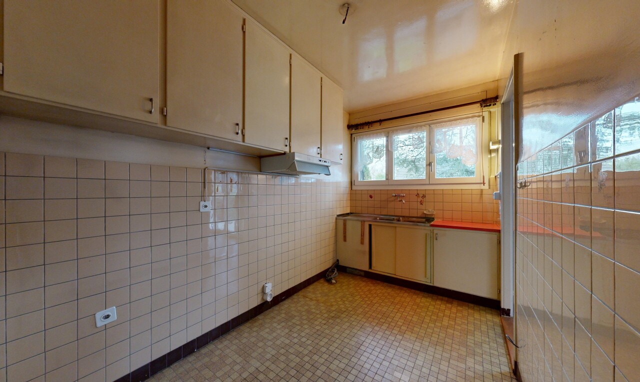 cuisine avec lumière naturelle, natural light, mur en carrelage, tile wall, et inside property