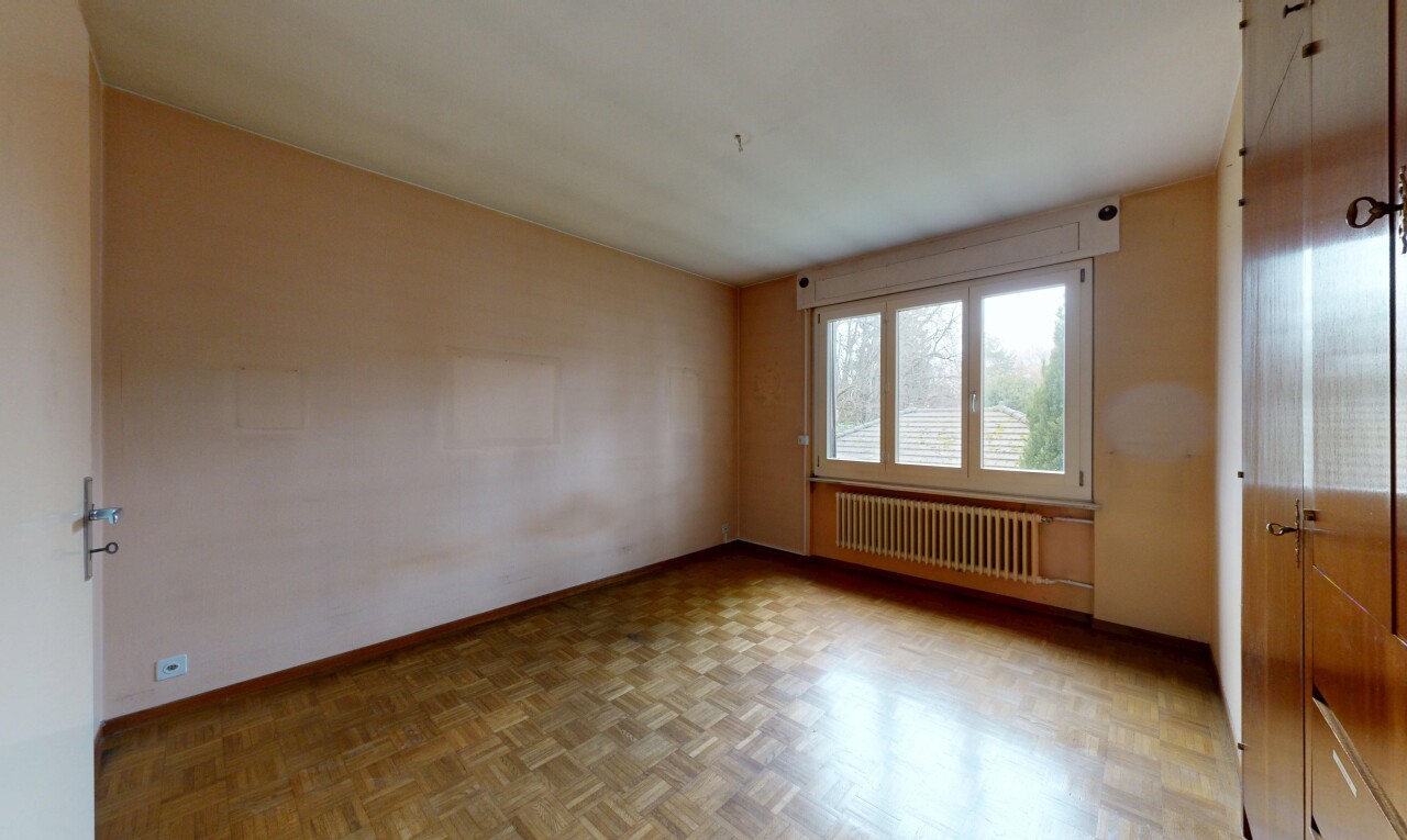 pièce vide avec cloison sèche, drywall, radiateur, parquet floor, et lumière naturelle
