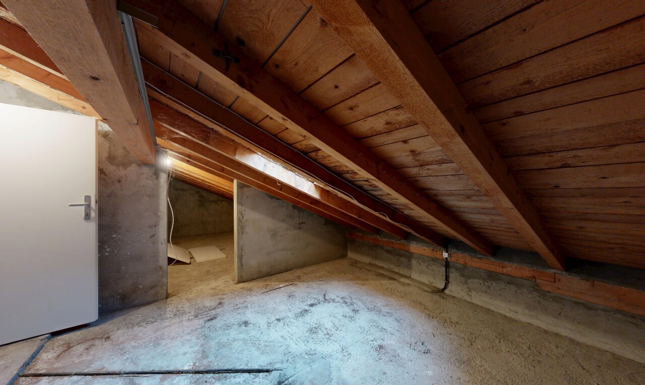 pièce vide avec plafond en bois, wood ceiling, inside property, plafond à poutres, et beamed ceiling