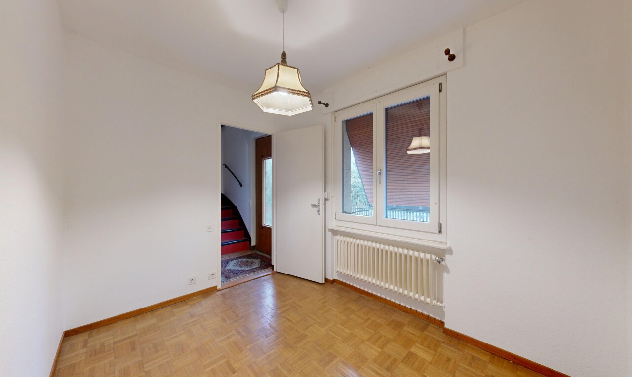 pièce vide avec radiateur, cloison sèche, drywall, parquet floor, et plinthes murales