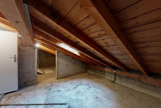 pièce vide avec plafond en bois, wood ceiling, inside property, plafond à poutres, et beamed ceiling