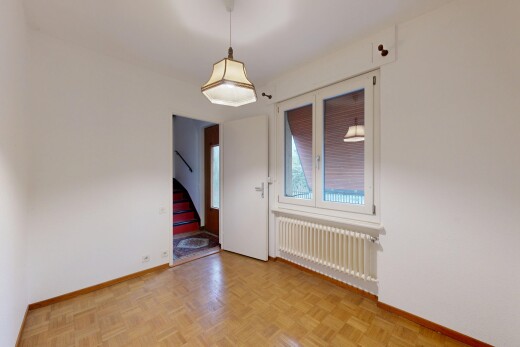 pièce vide avec radiateur, cloison sèche, drywall, parquet floor, et plinthes murales