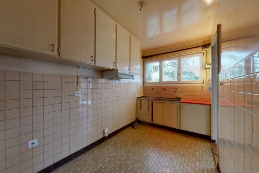 cuisine avec lumière naturelle, natural light, mur en carrelage, tile wall, et inside property