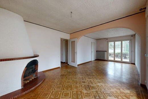 pièce vide avec passages en arc, lumière naturelle, natural light, inside property, et radiateur