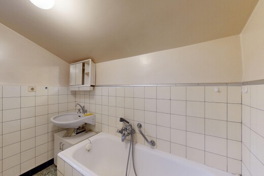 salle de bains avec bain, salle de bain complète, cloison sèche, drywall, et mur en carrelage