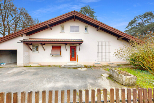 façade avec bardage en stuc, from property, day time, perron, et clôture