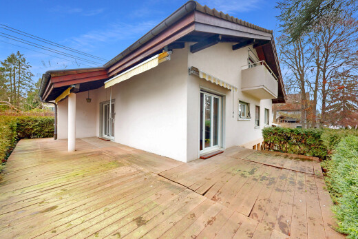 façade avec bardage en stuc, terrasse, day time, power lines view, et from property