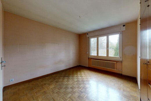 pièce vide avec cloison sèche, drywall, radiateur, parquet floor, et lumière naturelle
