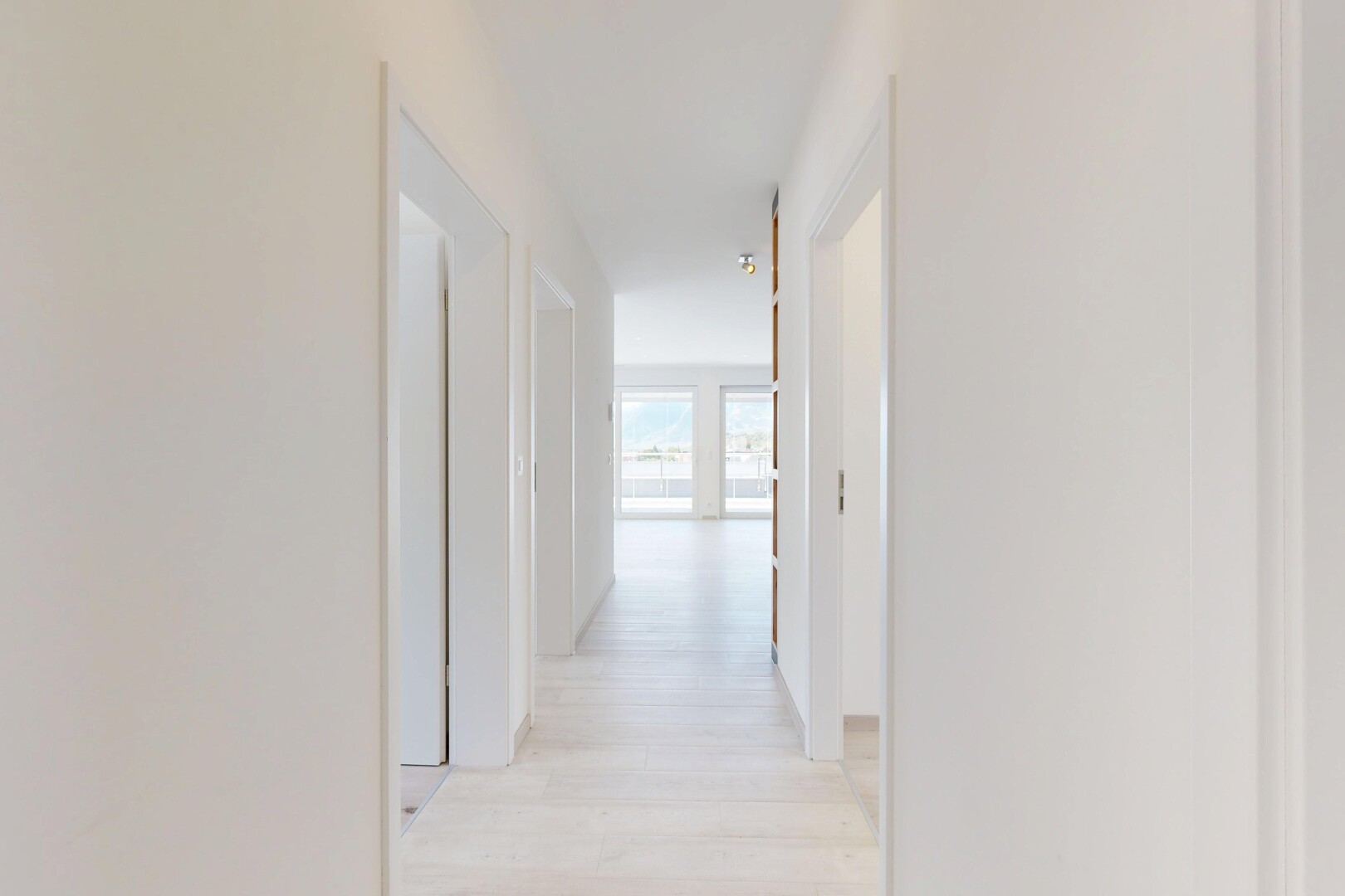 couloir avec inside property, light floor, natural light, lumière naturelle, et drywall