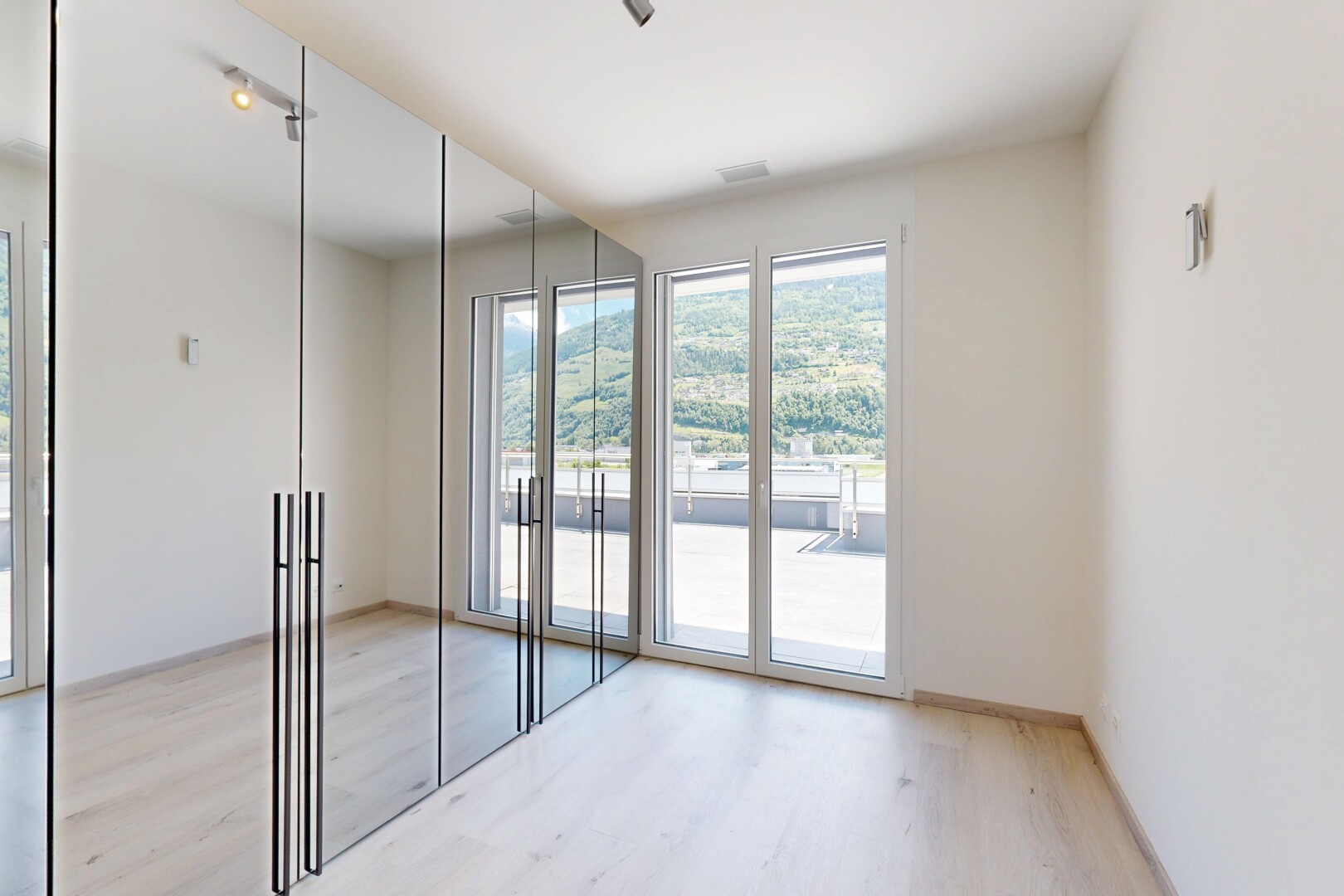 pièce vide avec light floor, drywall, cloison sèche, wood finish floor, et sol en finition bois