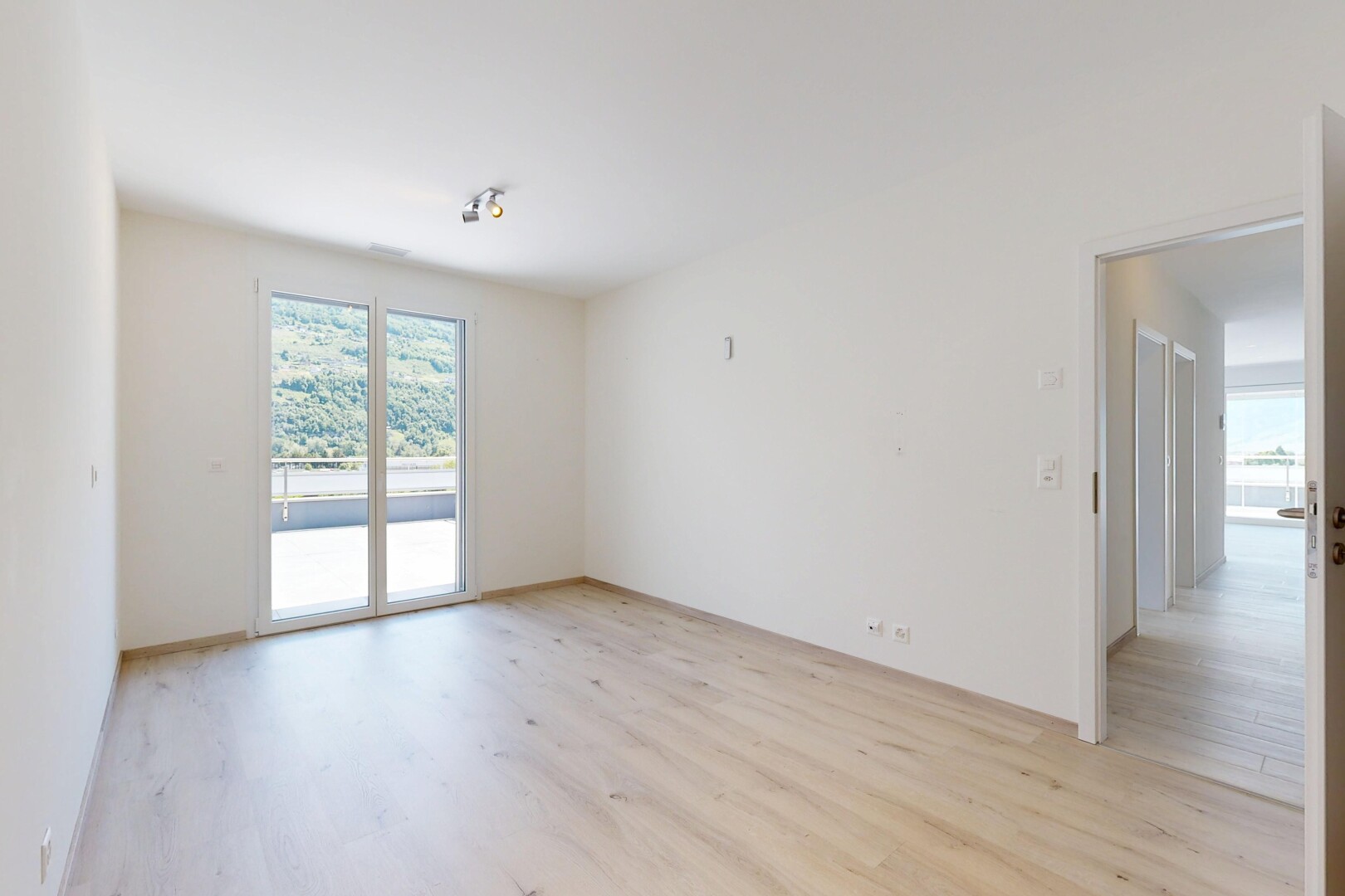 pièce vide avec drywall, cloison sèche, inside property, wood finish floor, et sol en finition bois