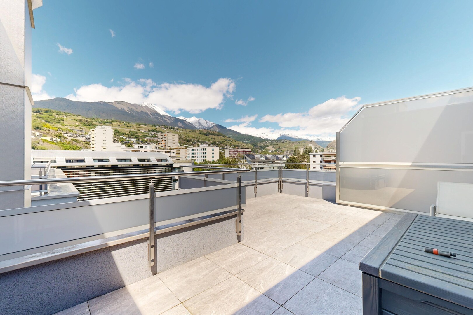 terrasse avec terrasse, from property, mountain view, day time, et vue sur la montagne