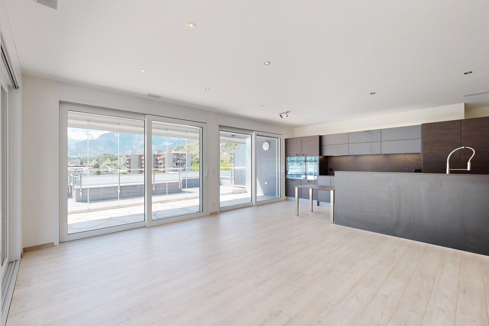 pièce vide avec natural light, lumière naturelle, wood finish floor, sol en finition bois, et light floor