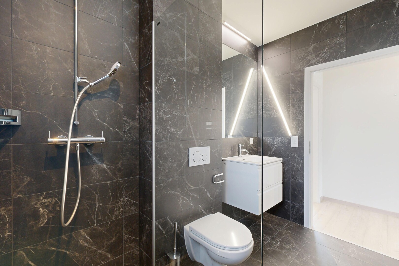 salle de bains avec mur en carrelage, tile wall, lavabo (ou coiffeuse selon le contexte), douche, et salle de bain complète