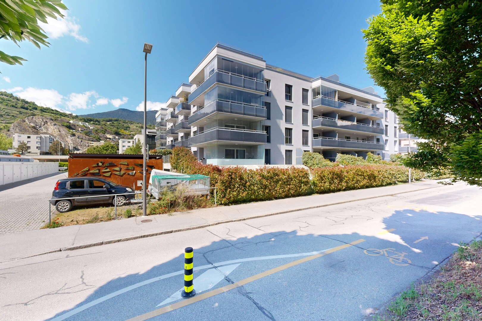 extérieur du bâtiment avec day time, apartment complex view, vue sur le complexe d'appartements, mountain view, et vue sur la montagne