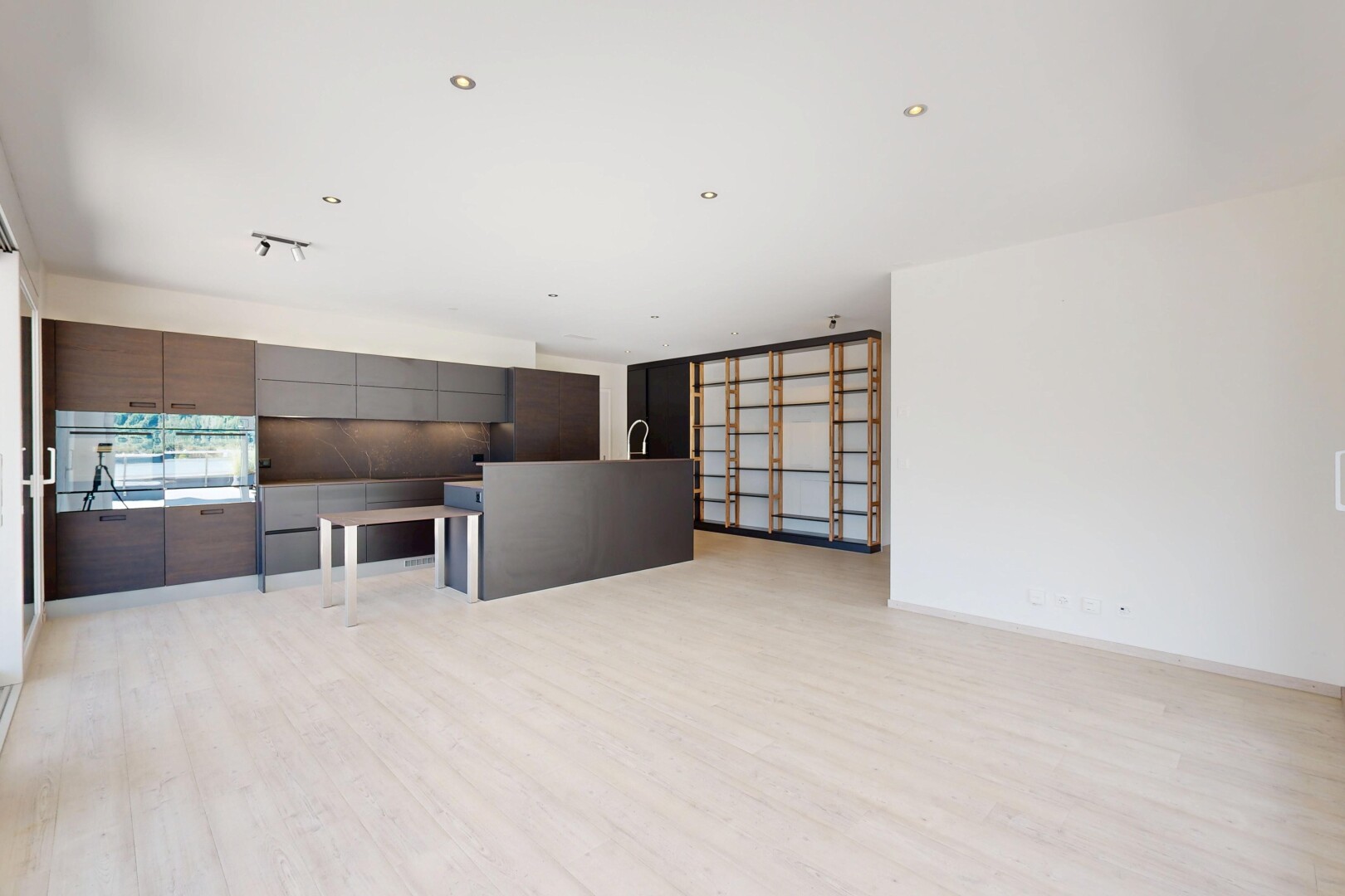 cuisine avec îlot de cuisine, kitchen island, light floor, armoires à panneau plat, et flat panel cabinets